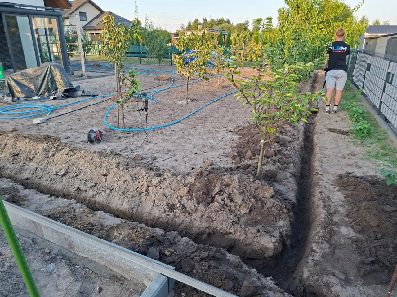Układanie rur systemu nawadniania — wykop pod instalację, LBM Solutions