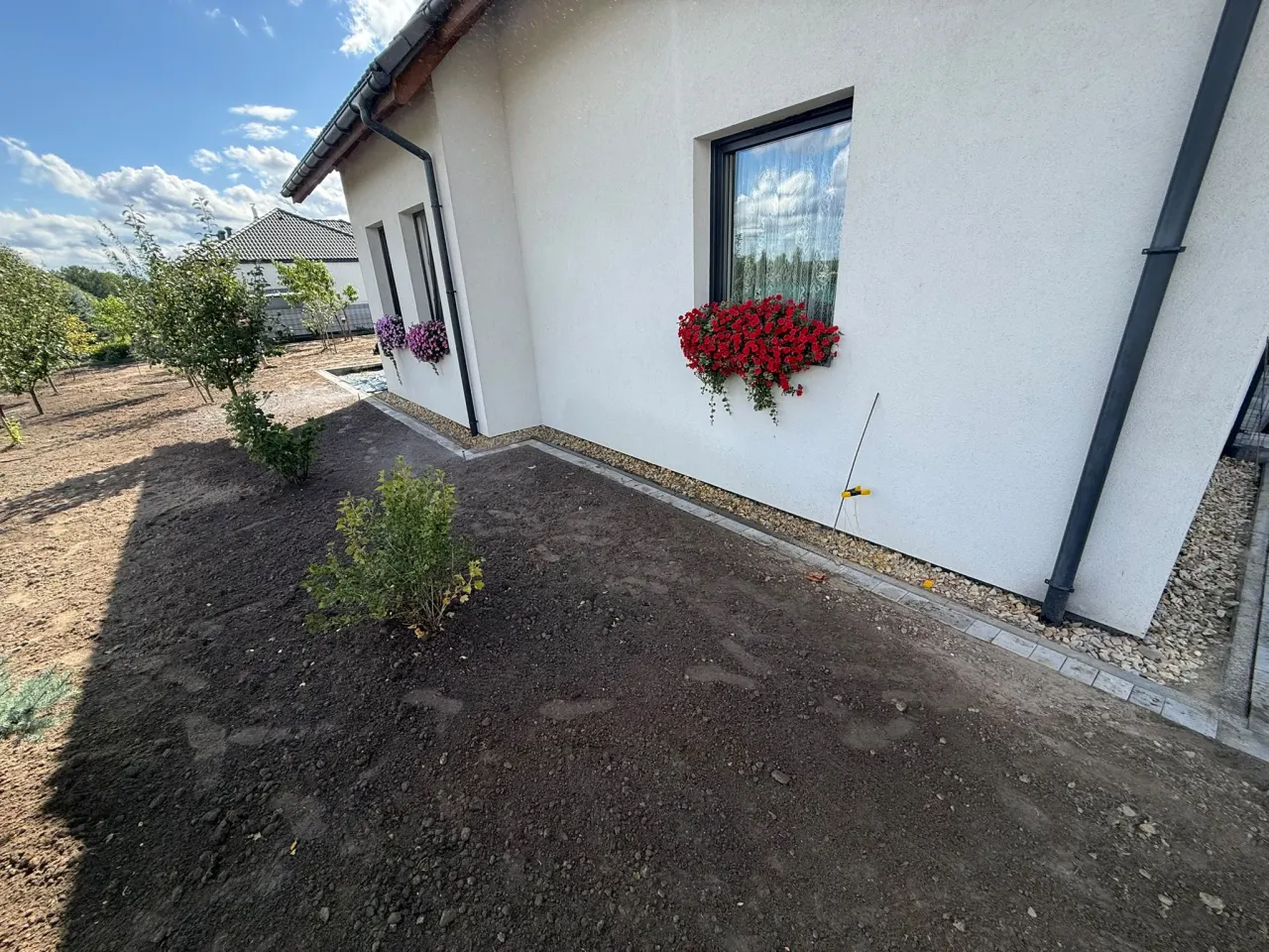 Obrzeża z kostki i opaska żwirowa przy elewacji — realizacja Lędziny